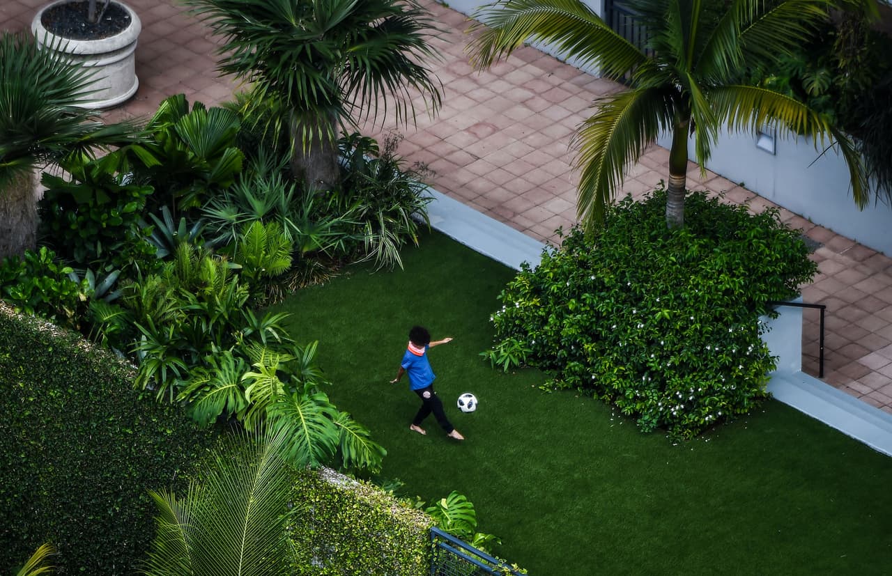 El reporte del CDC también indica que a pesar de que hay rumores de que los niños son casi inmunes al coronavirus, el análisis encontró que de 576 niños hospitalizados por el virus en 14 estados, uno de cada tres tuvo que ser internado en unidades de cuidados intensivos. Esto es una tasa muy parecida a la de los adultos que tienen que ser hospitalizados por covid-19.
<br>