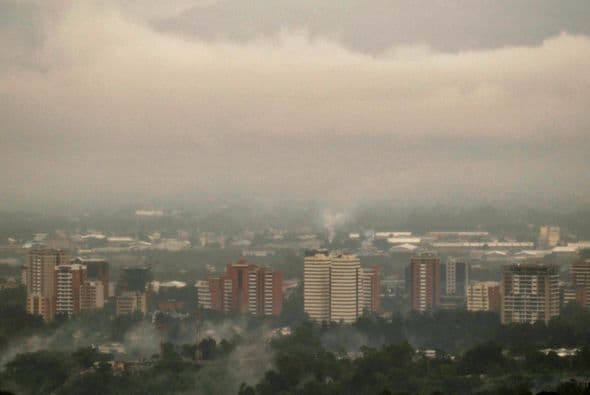 En Guatemala, la depresión tropical pasó hoy mismo por la frontera con Belice, y se sigue sintiendo con lluvias entre moderadas y fuertes, informaron autoridades de ese país centroamericano.