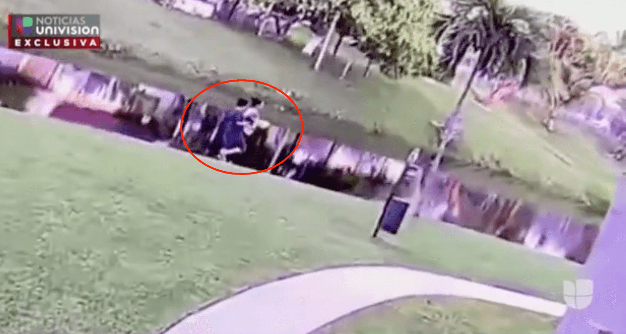 El domingo 24 de mayo Univision dio a conocer un
<b> <a href="https://www.univision.com/shows/noticiero-univision/exclusiva-el-video-que-muestra-como-una-madre-acusada-de-asesinato-lanzo-a-su-hijo-autista-a-un-canal-video">video de una cámara de vigilancia</a></b> que muestra el momento cuando la madre acusada de matar a su hijo autista llega con el tomado de la mano, a un lago al suroeste del condado Miami-Dade.