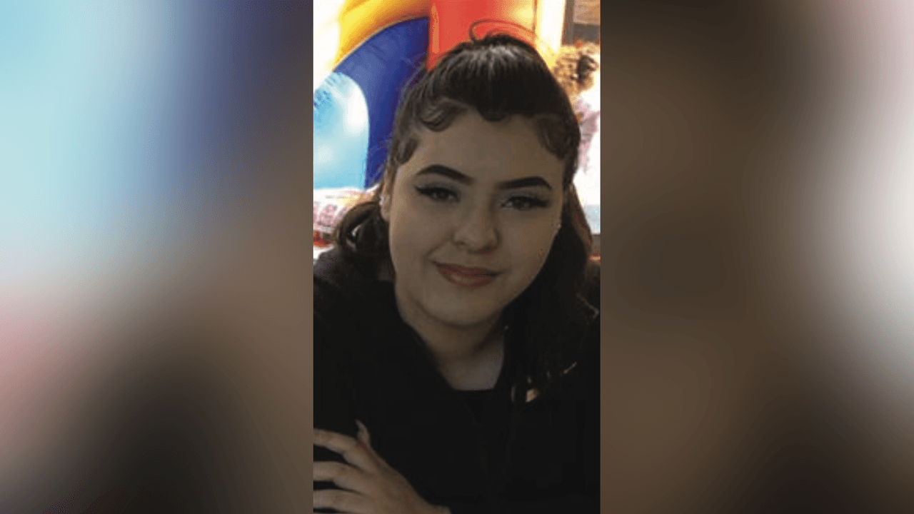 La adolescente desaparecida, en la primera imagen, usa maquillaje, en la segunda, no.