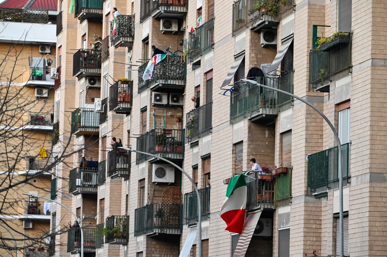 Italianos en sus casas en medio de la cuarentena impuesta para frenar la propagación del coronavirus en ese país, el más castigado de Europa.