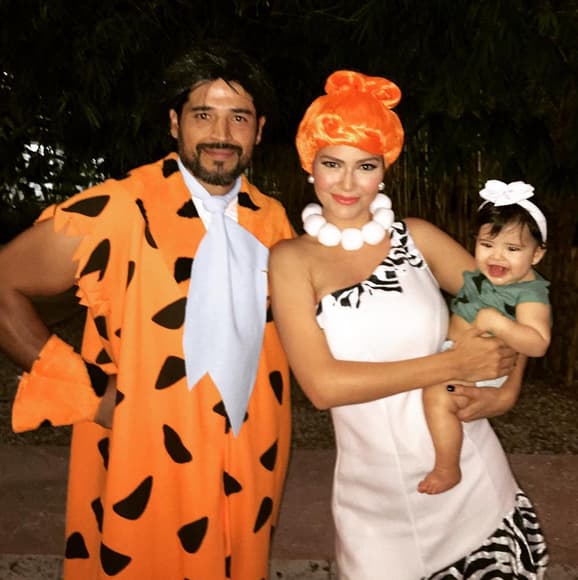 En el primer Halloween de Baby Giulietta, toda la familia vestida como 'Los Picapiedras'.