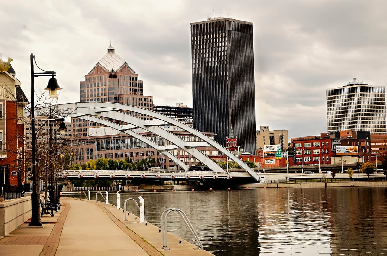 <b>Rochester, Nueva York</b>
<br>
<br>Días promedio de las viviendas en el mercado: 17
<br>
<br>Precio promedio de cotización: 239,900 dólares.
<br>
<br>Ofertas activas en julio de 2021: 1,102.
<br>
<br>Tamaño promedio de las viviendas en venta: 1,736 pies cuadrados.
<br>