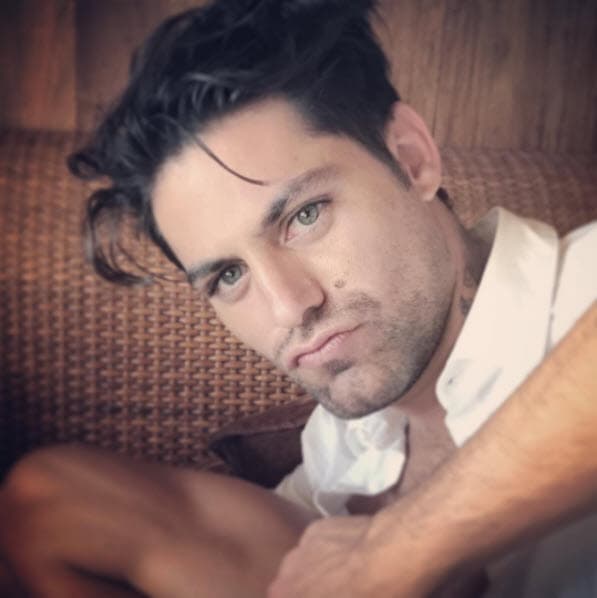 Las imágenes siempre van acompañadas de nostalgia por parte de la actriz: "Extrañándote...".