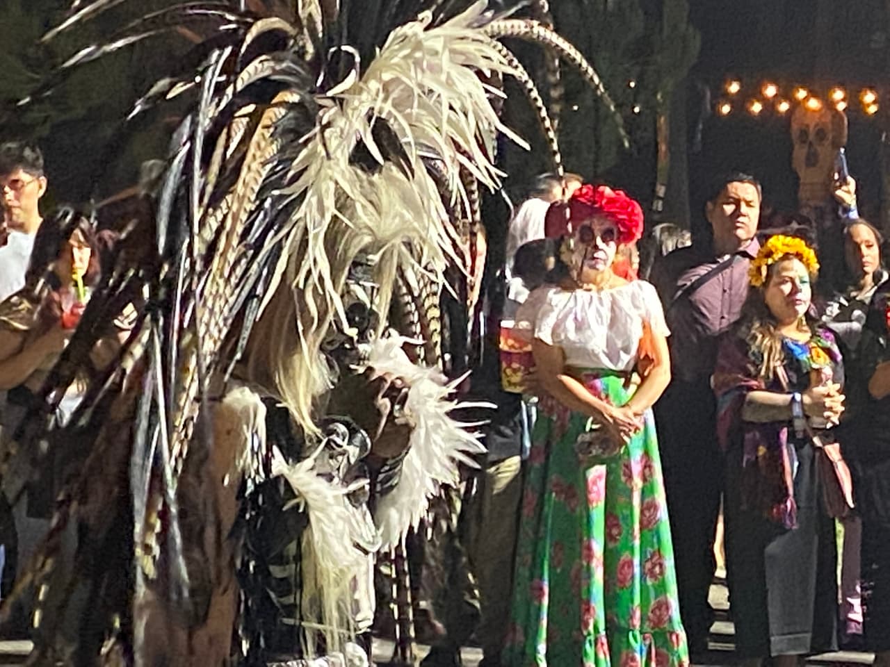 Además de altares, el cementerio se llena de bailes folclóricos durante los dos días de fiesta.