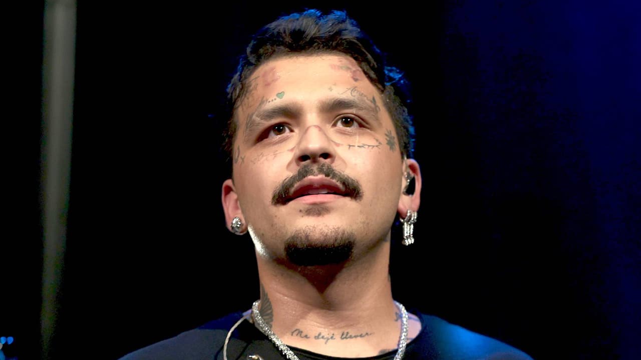 Nodal y sus padres podrían ir a prisión por supuesta falsificación de documentos