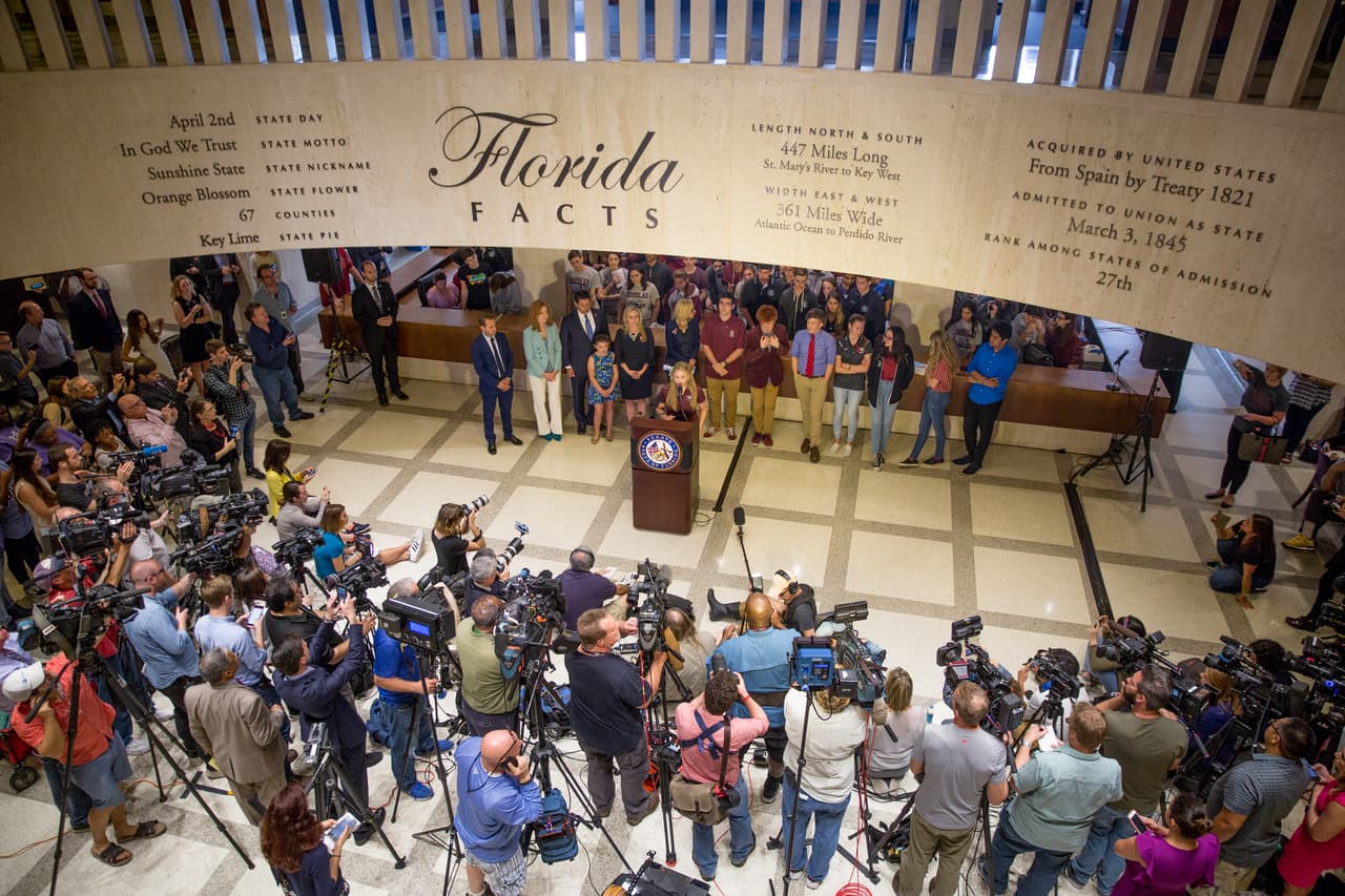 Ante decenas de cámaras y periodistas, Jaclyn Corin presentó al grupo de estudiantes de Parkland que
<a href="https://www.univision.com/noticias/tiroteos/queremos-cambio-estudiantes-de-parkland-llevan-su-lucha-contra-las-armas-a-tallahassee-y-washington-dc">habló con senadores estatales en la capital de Florida.</a>