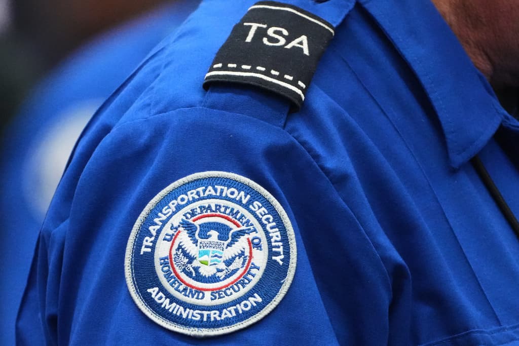Cómo funciona la cooperación entre TSA y ICE para conocer los datos de pasajeros con órdenes de deportación