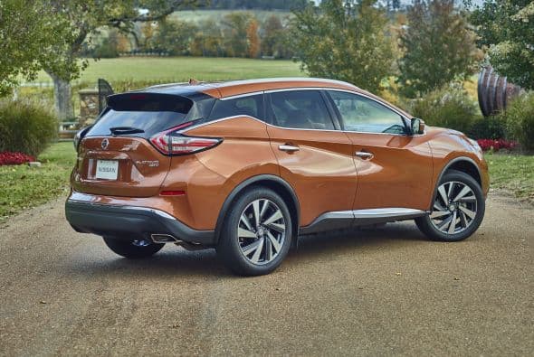 SUVs Medianas: Nissan Murano 2015- Este modelo exhibe la últimas novedades avanzadas en comodidades de alta tecnología y seguridad, incluyendo múltiples cámaras y sensores de radar que permiten el monitoreo de punto ciego, alerta de colisión, frenado de emergencia y control de crucero adaptado. A su vez, tiene múltiples airbags, alerta trasera de tráfico cruzado "Rear Cross Traffic Alert" y una cámara de 360 grados para ayudar las maniobras del estacionamiento.