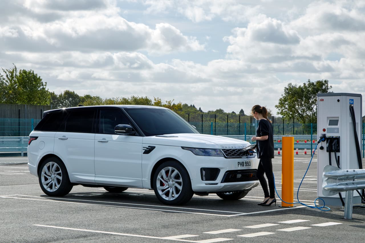 La única diferencia interior que vemos en la Range Rover Sport P400e es una pequeña merma en la capacidad de carga, 77 litros, ya que ahí es donde está situada la batería.
<br>