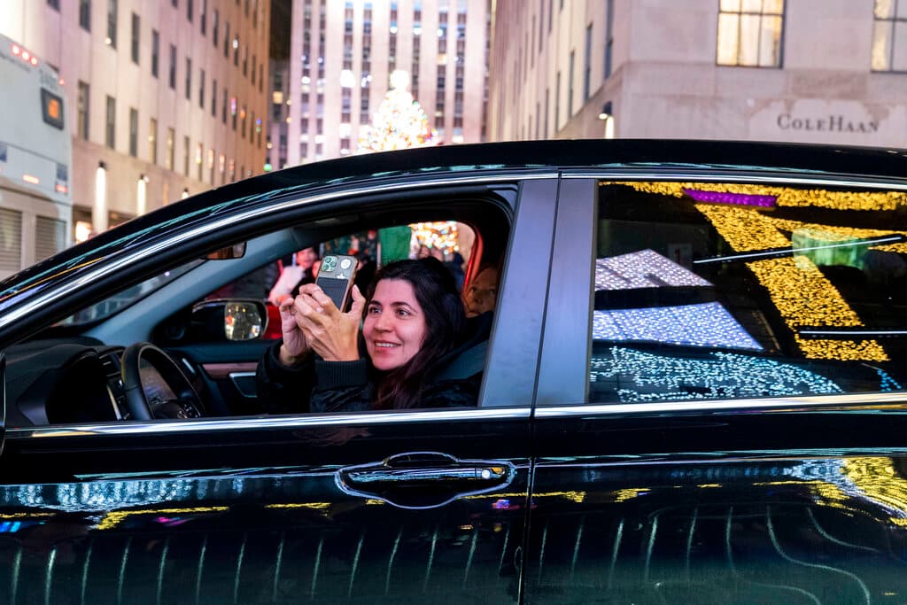Aunque algunos prefieren dar el paseo desde la comodidad de su auto, y hasta se detienen a tomar fotografías.