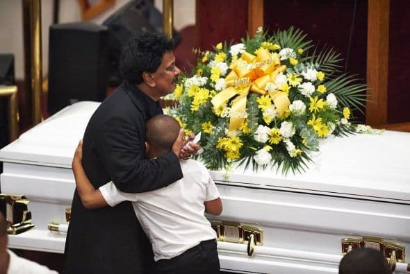 Familiares despidieron a Eric Garner, el hombre que murió bajo custodia de la policía en Staten Island. La agencia municipal que investiga las acusaciones de abusos por parte de la Policía anunció que está estudiando miles de quejas que ha recibido en los últimos años por el uso de técnicas de asfixia para la inmovilización de sospechosos.