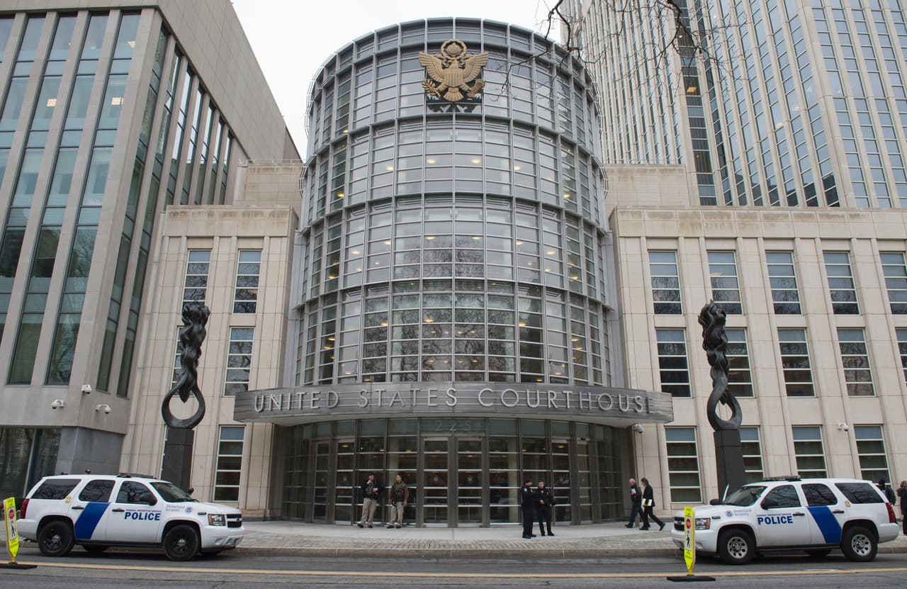 La sede de la corte en Brooklyn fue resguardada por varias patrullas y agentes de la policía federal.