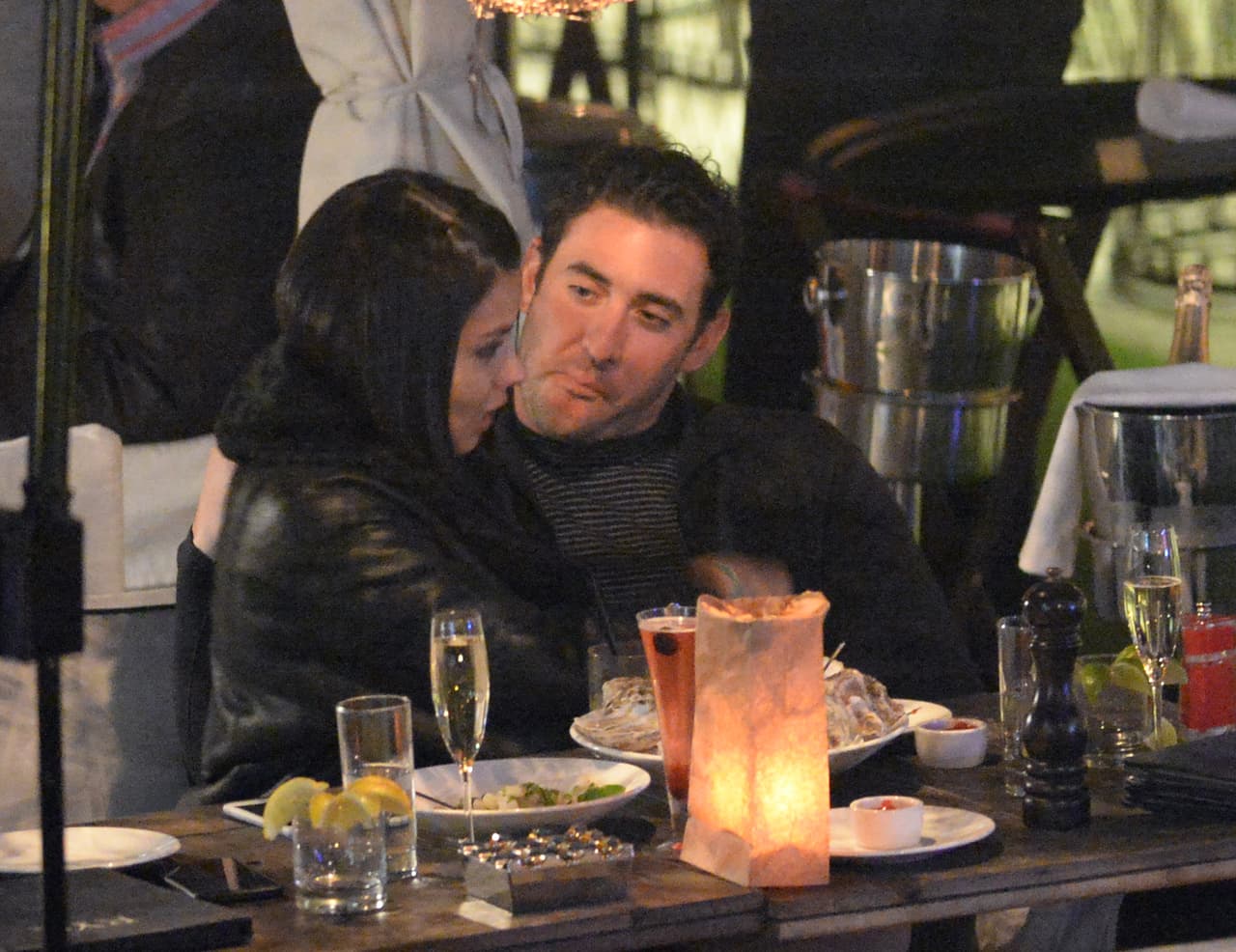 Adriana Lima rompió con el receptor de New England Patriots Julian Edelman hace sólo una semana. Sin embargo, se le vio besándose en un restaurante con el chico malo de los muchachos de Nueva York Mitch, Matt Harvey. Estas son las primeras fotos de la nueva pareja. La pareja llegó en yate y cenaron y tomaron champán por horas en el River Yacht Club el 15 de marzo de 2017, en Miami, Florida.
