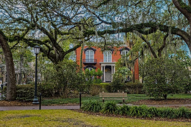 El pasado de más de alguna de las mansiones anteriores a la Guerra Civil en Savannah tampoco es bonito y es que muchos aseguran que los oscuros secretos de la ciudad suelen estar dentro de estos edificios históricos.