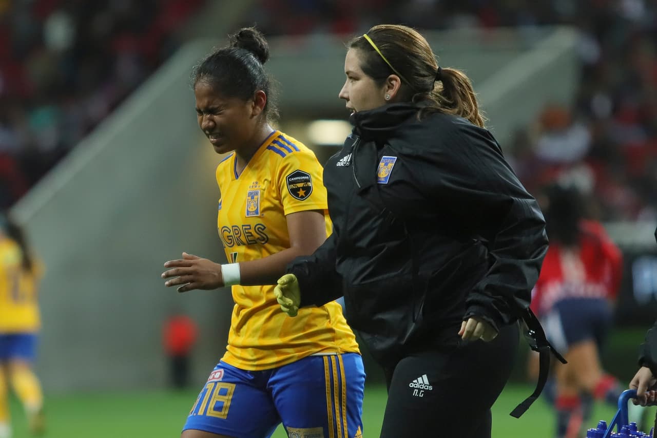 Belén Cruz (izquierda) resulto lesionada durante el partido, siendo baja para Tigres en los minutos finales.