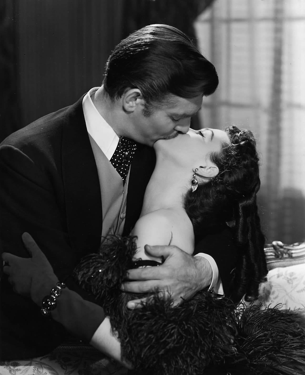 <b>Clark Gable y Vivien Leigh: 'Gone with the wind' (1939)</b>
<br>
<br>En la película, Scarlett O'Hara se enamora de Ashley Wilkes, prometido con su prima, Melanie Hamilton. En algún momento de la historia Scarlett le ruega a Ashley que huya con ella, aunque él le confiesa su deseo y la besa apasionadamente, él se niega: no puede dejar a Melanie. Hubo rumores acerca de que 
<b><a href="https://www.bbc.com/mundo/noticias/2014/12/141212_cultura_cine_viento_se_llevo_75_aniversario_jg" target="_blank">los protagonistas tenían una complicada relación tras bambalinas</a>. <a href="https://www.lavanguardia.com/hemeroteca/20141215/54421338600/lo-que-el-viento-se-llevo-cine-peliculas-estrenos-aniversarios-75-hollywood-oscars.html" target="_blank">Se ha hablado de cebollas</a>,</b> cajetillas de cigarros y dentaduras postizas. Sin embargo, nada de eso se vio en la pantalla.