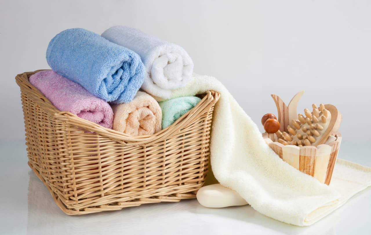 También podrías utilizar diferente tamaño y color de canasta o contenedor para ordenar las toallas (de tocador, de manos, etc.) y que cada uno de los miembros de tu familia elija el que más le guste. Si tienes un baño pequeño deja solamente la cantidad de toallas necesarias.