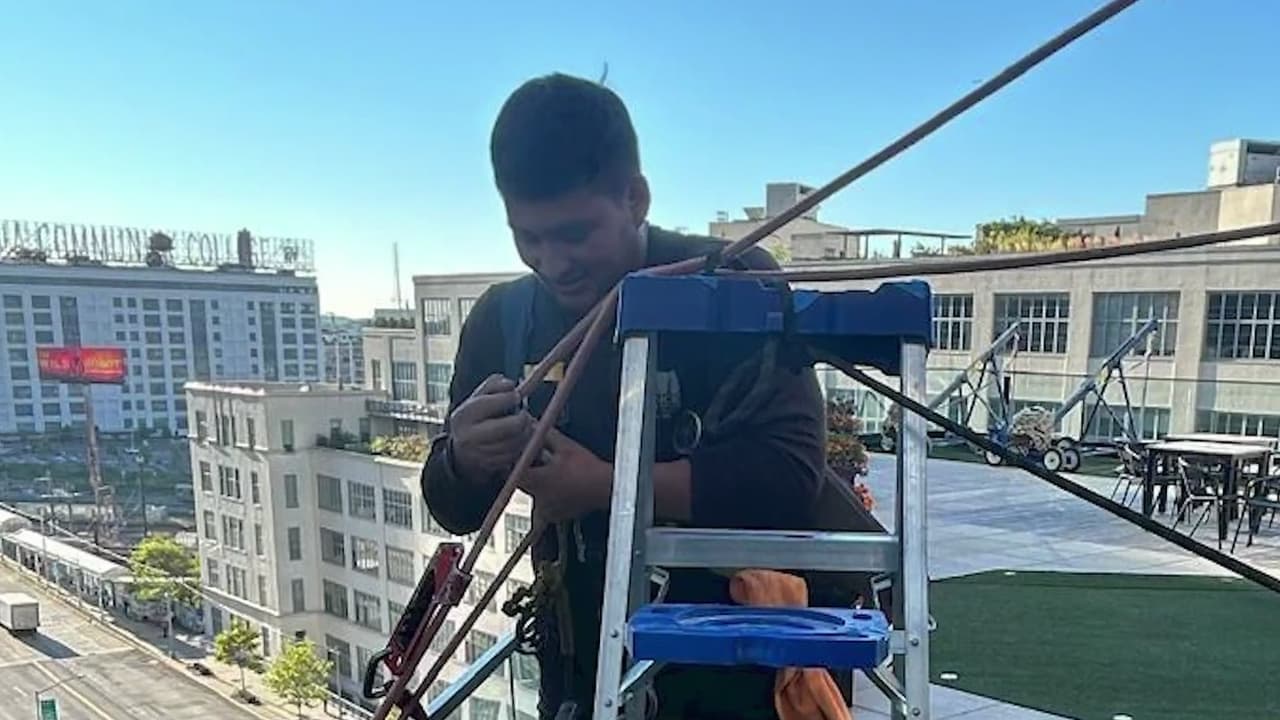 Padre ecuatoriano muere al caer siete pisos limpiando ventanas de edificio en Manhattan