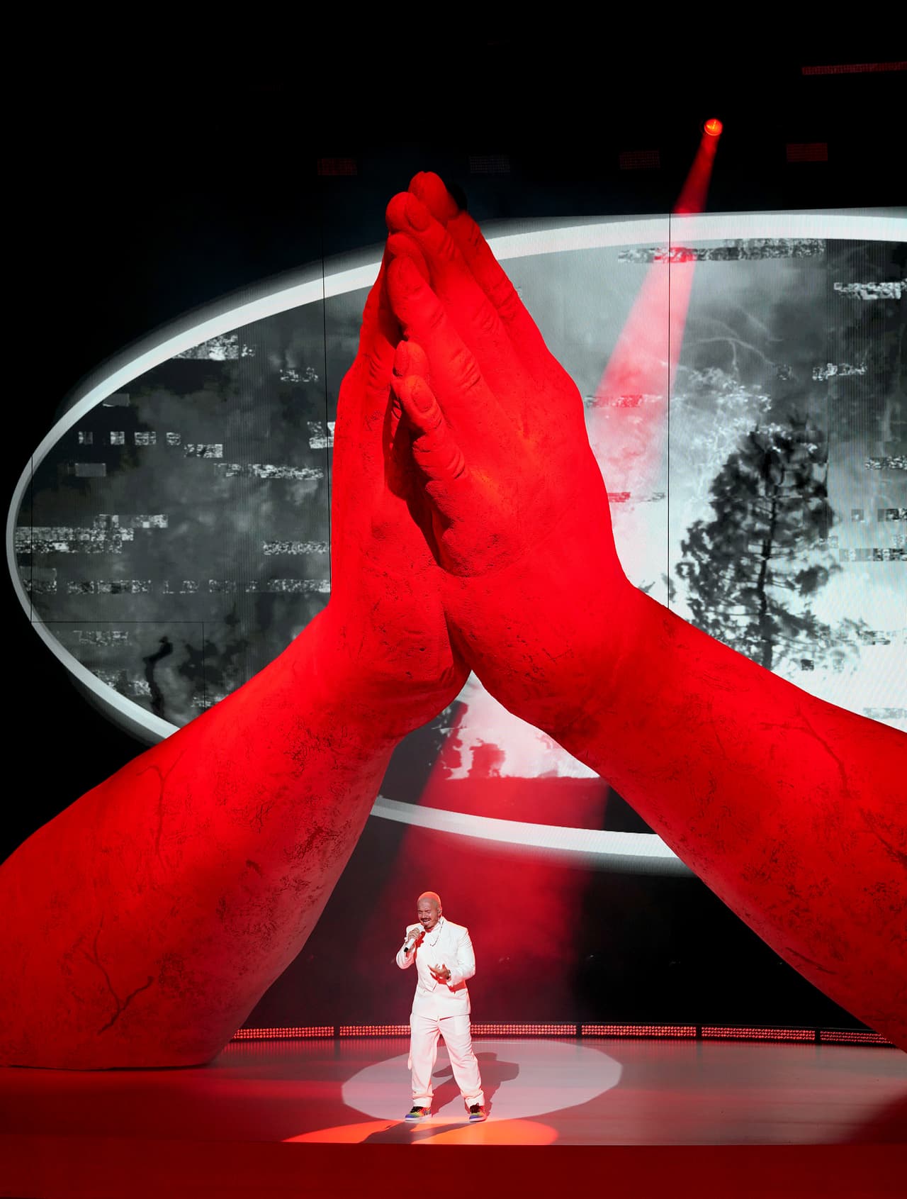 <h3 class="cms-H3-H3"><b>5.- J Balvin reza por el mundo </b></h3>
<br>
<br>J Balvin, el artista con más nominaciones de la noche, mandó un mensaje de esperanza en medio de los difíciles tiempos que se viven por la pandemia de covid-19. 
<br>