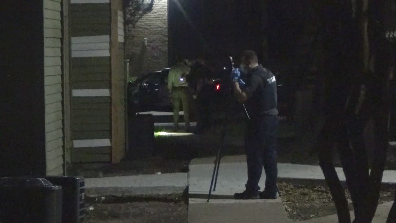 Un 
<a href="https://www.univision.com/local/houston-kxln/hallan-hombre-muerto-apartamento-wallingford-drive-houston" target="_blank">hombre fue hallado muerto</a> dentro de la habitación de un apartamento, según informó la policía.