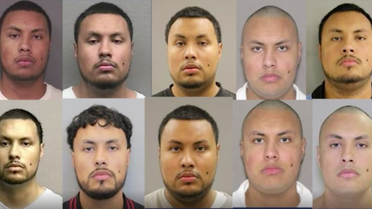 <a href="https://www.univision.com/local/houston-kxln/arrestos-roland-caballero-sospechoso-disparar-herir-policias-houston-texas">Roland Caballero</a>, de 31 años, enfrenta cargos federales tras un tiroteo que dejó tres policías de Houston heridos el pasado 27 de enero.