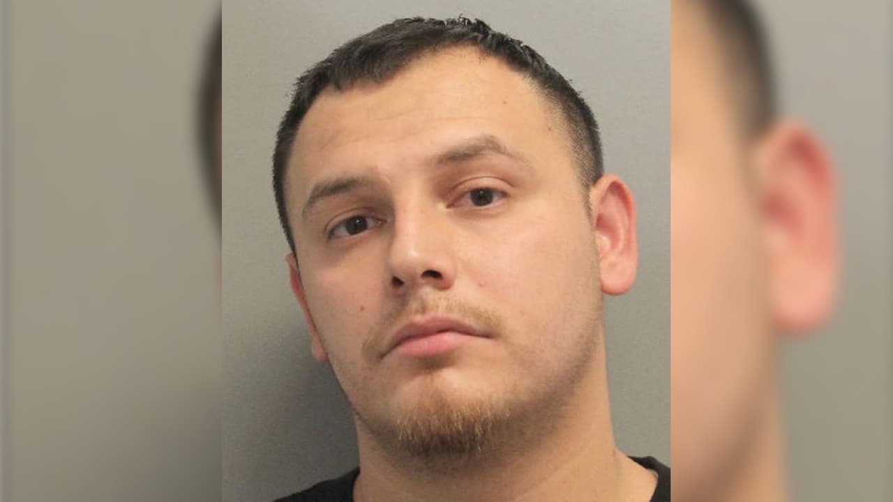 Junto con Schlottman, iba de pasajero Christopher López, de 26 años quien estaba en posesión de 3.50 gramos de cocaína y también lo ingresaron a la cárcel del condado Harris, con una fianza de $ 5,000.