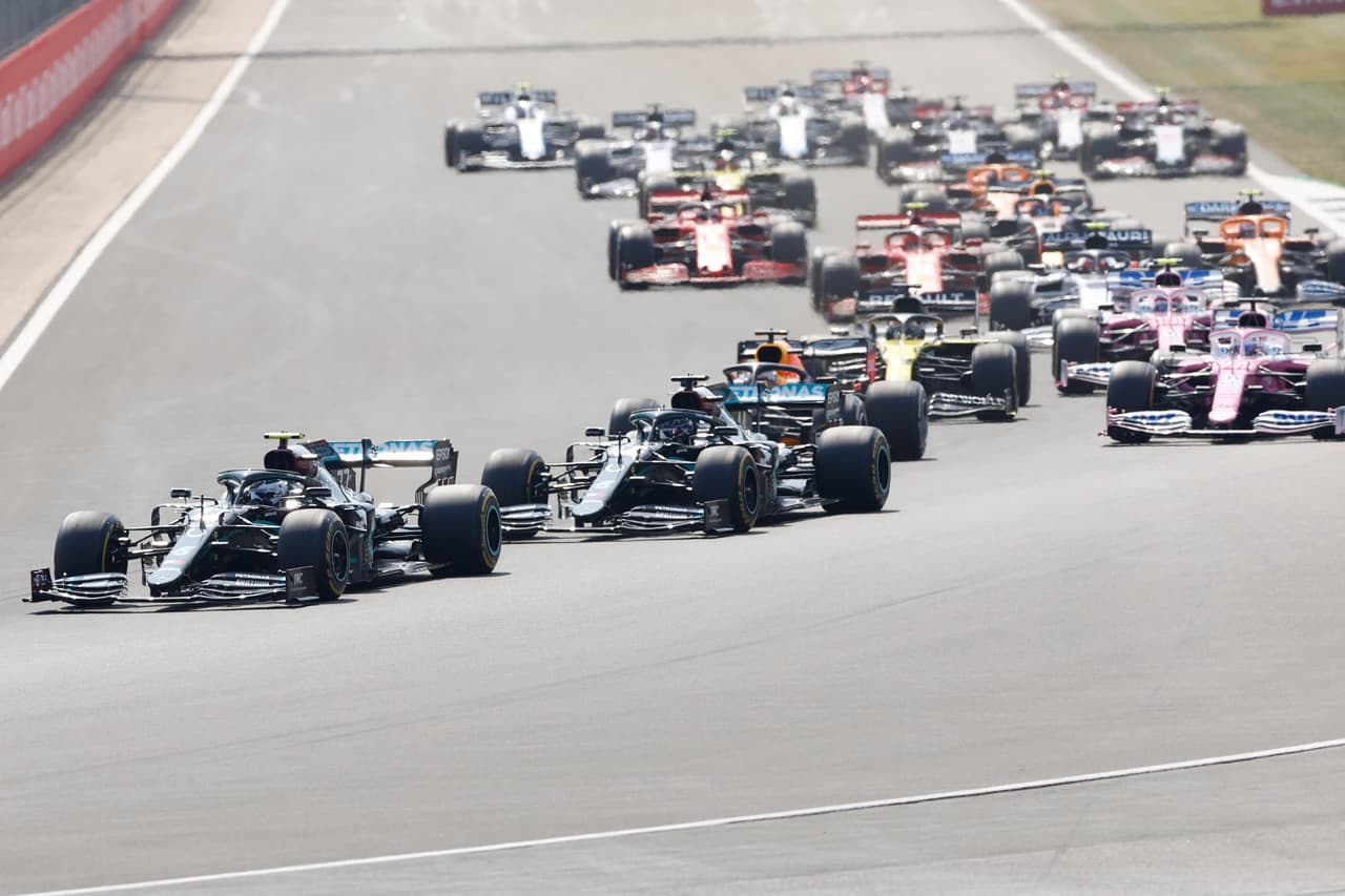 Max Verstappen de Red Bull cortó la racha ganadora de Hamilton y Mercedes. Leclerc (Ferrari) terminó en cuarto y los coequiperos de ‘Checo’, Stroll y Hulkenberg, terminaron en sexto y séptimo, respectivamente. La siguiente fecha se correrá el GP de España, en Barcelona.