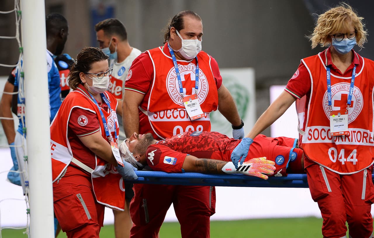 David Ospina, el arquero del Napoli, fue sustituido desde el minuto 30 luego de que sufriera una lesión provocada por un choque con su compañero Mario Rui.