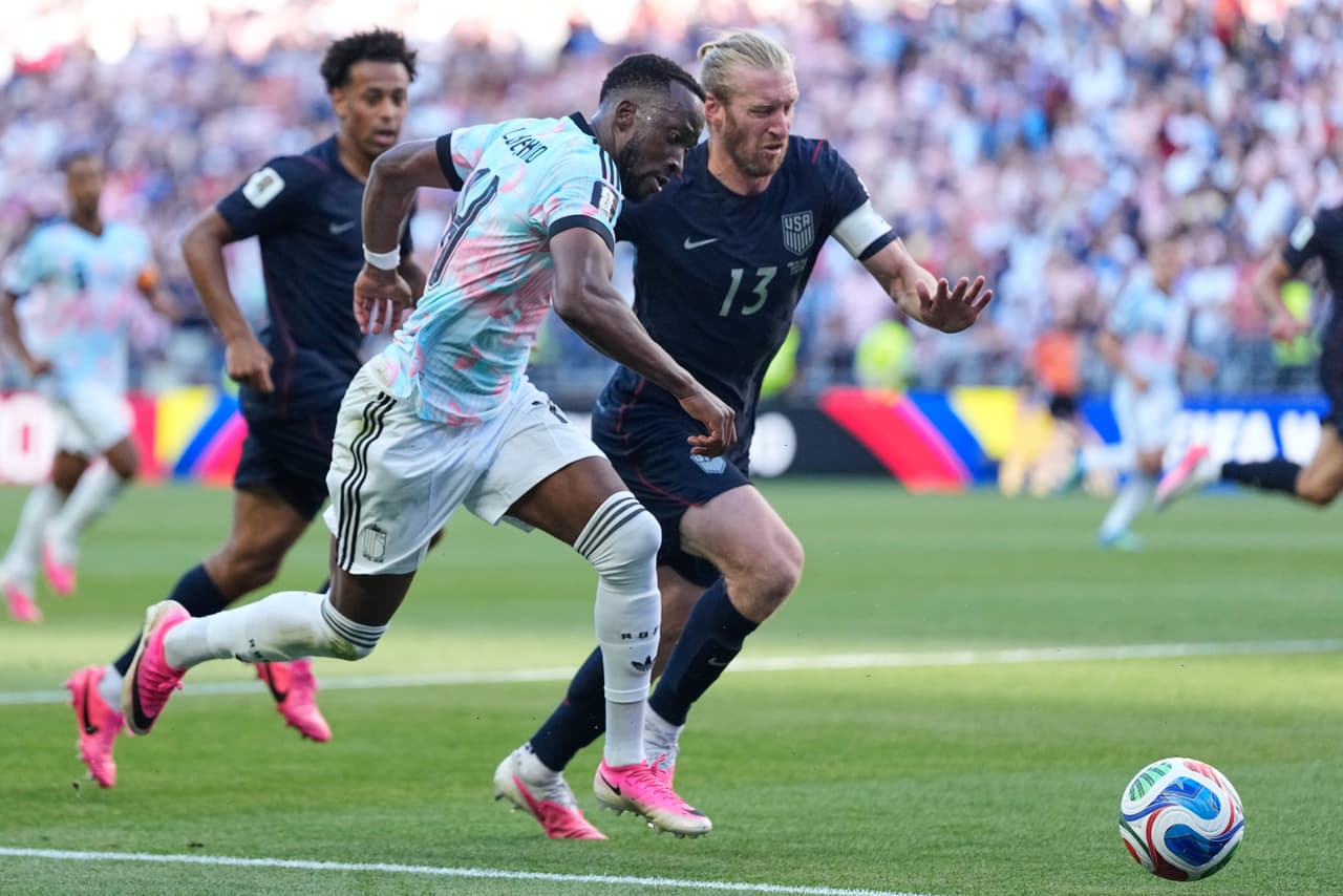Tim Ream (13), de Estados Unidos, y Dodi Lukebakio (14), de Bélgica, disputan el balón durante el partido de octavos de final de la Copa del Mundo entre Estados Unidos y Bélgica en Seattle, el lunes 6 de julio de 2026.