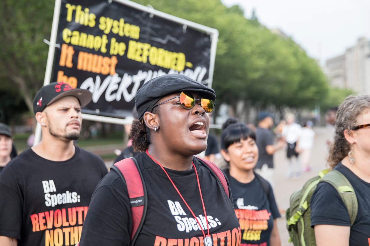 Decenas de opositores al racismo y fascismo se renunieron en la plaza Freedom para protestar la presencia de Jason Kessler y sus seguidores que buscan reunirse frente a la Casa Blanca, a tres cuadras al oeste.