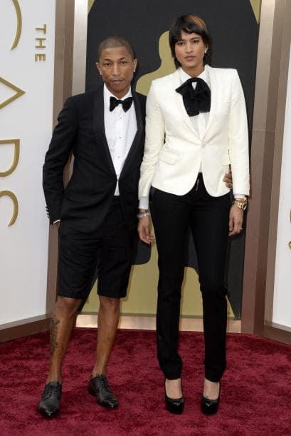 Pharrell Williams (iaquierda) y su esposa Helen Lasichanh llegan a la 86 ª ceremonia anual de premios de la Academia en el Teatro Dolby en Hollywood, California, EE.UU. Él fue, sin duda, el que lució el atuendo más rompedor de la gala.