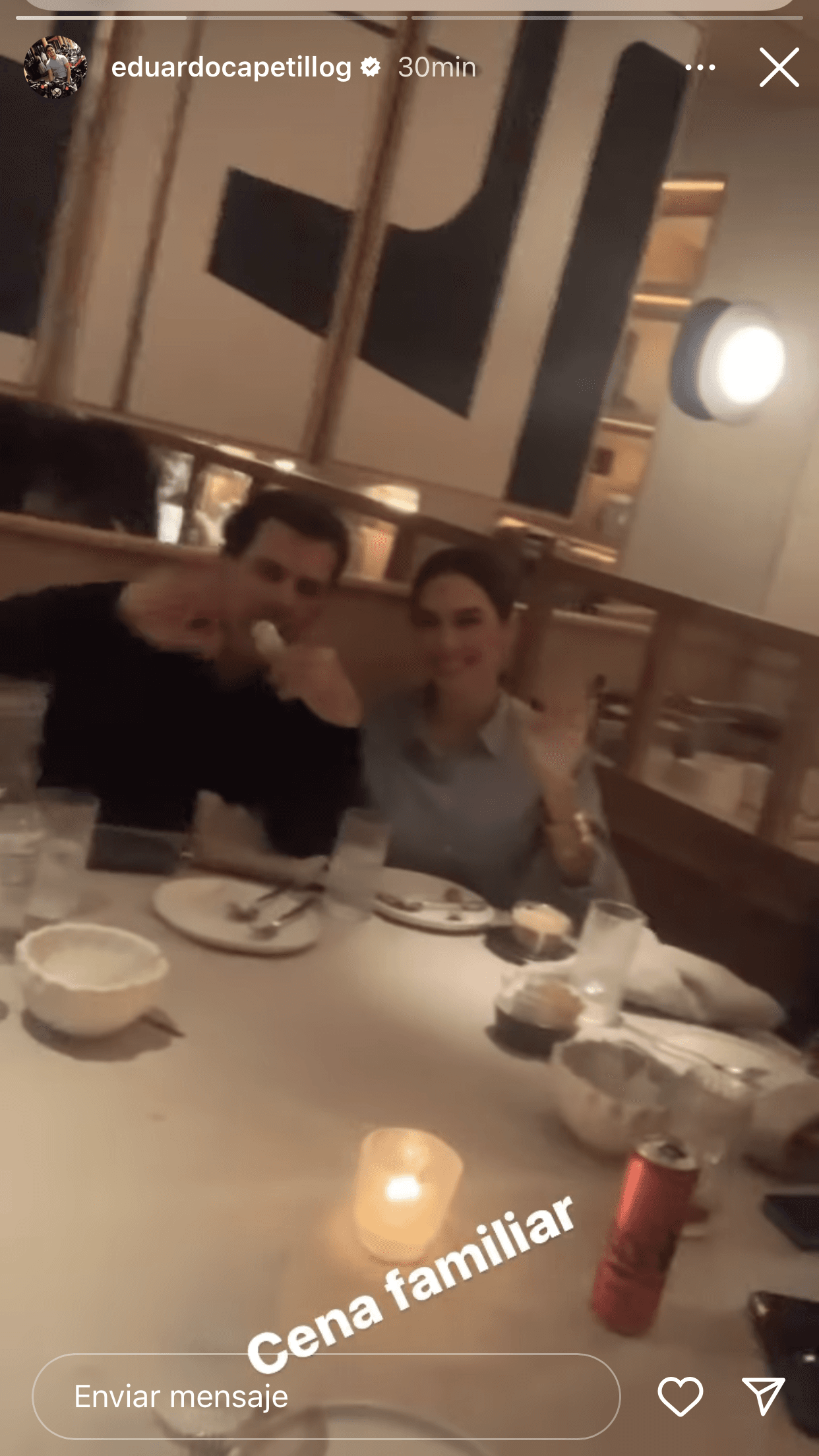 Aunque después se le vio feliz y saludando a la cámara junto a su famosa esposa.
<br>