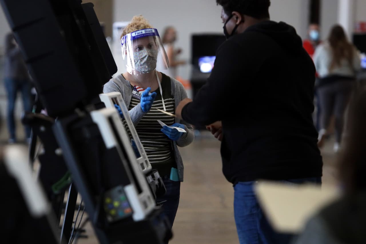 Pero aun así, las condiciones para cambiar una votación anticipada varían de un estado a otro. En la mayoría de esos siete estados, una persona que tenga dudas tendría que presentarse el día de las elecciones en un lugar de votación para volver a votar en persona y esa boleta anularía la anterior.