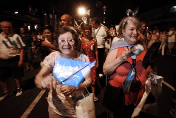 "Estoy acá porque mueren demasiados jóvenes (por robos) y porque el gobierno es corrupto, lo único que hace es mentir, son ladrones con cuentas en Suiza", dijo una mujer jubilada de 62 años.