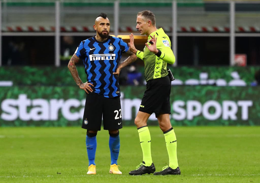 Zlatan Ibrahimovic (31’) puso al frente a los de Pioli con un soberbio tiro raso. El astro sueco salió expulsado del terreno de juego a los 58’; su primer amarilla llegó tras pelear con Lukaku y la segunda al derribar por la espalda a Kolarov. Lukaku (71’) marcó desde los once pasos el empate. Eriksen (90+7’) clavó el segundo para Inter con un golazo de tiro libre y así acceder a las semifinales de la justa.