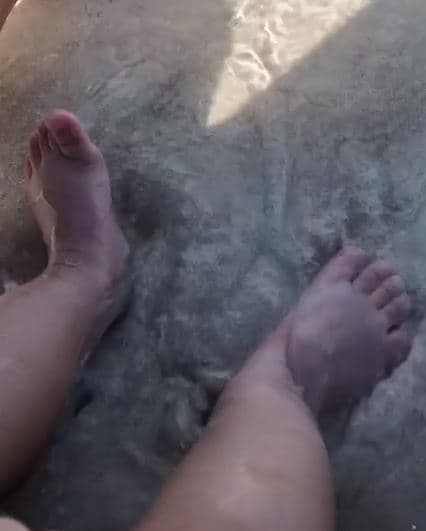 En un pequeño clip, Kylie mostró la fascinación que tiene Stormi por el agua.