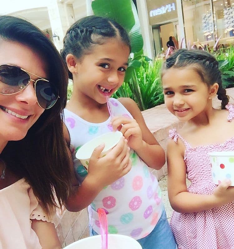 Bárbara Bermudo se paseó con sus hijas y disfrutaron de un heladito.