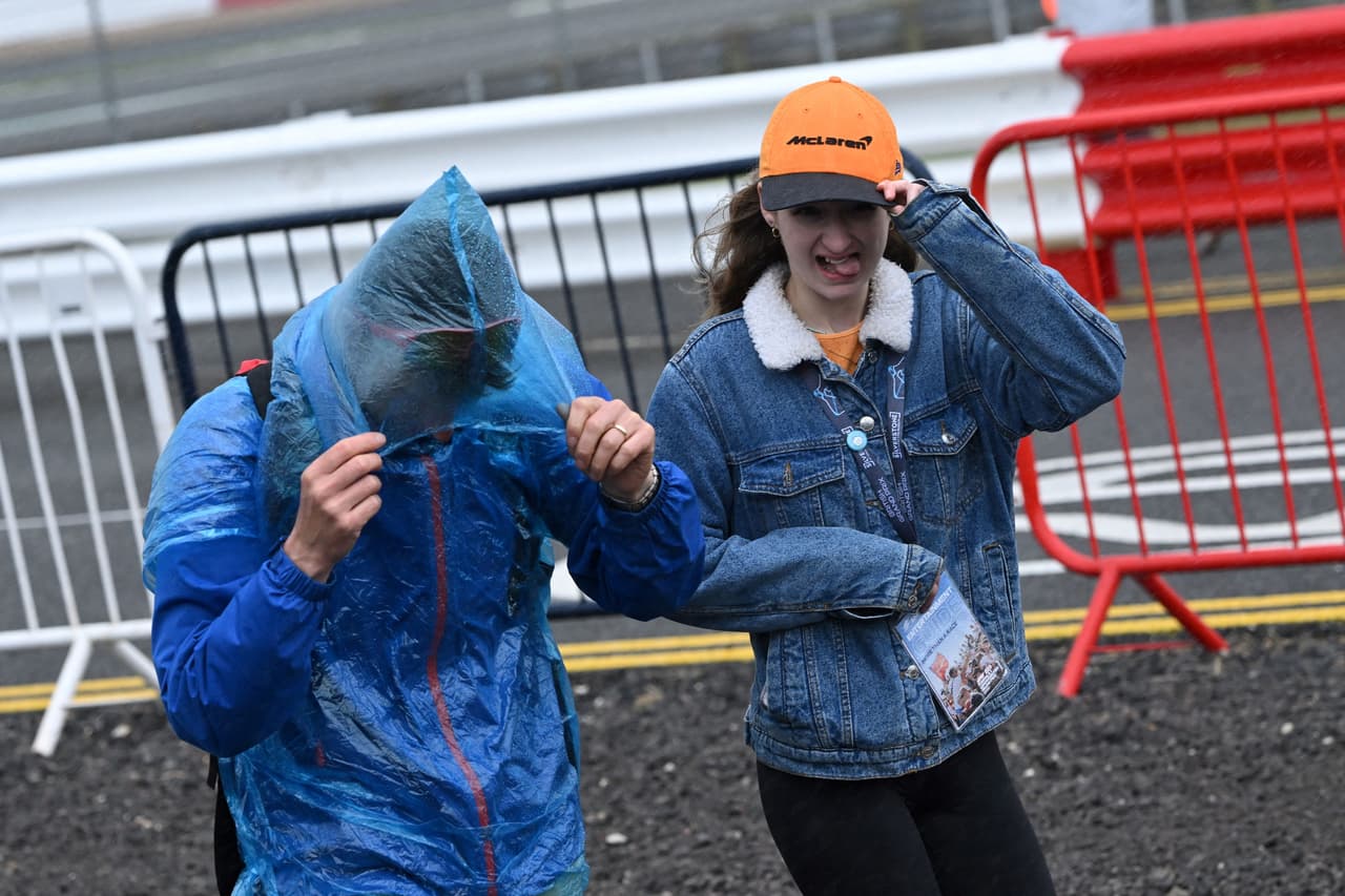 La lluvia se dejó sentir en la mítica pista de Silverstone.