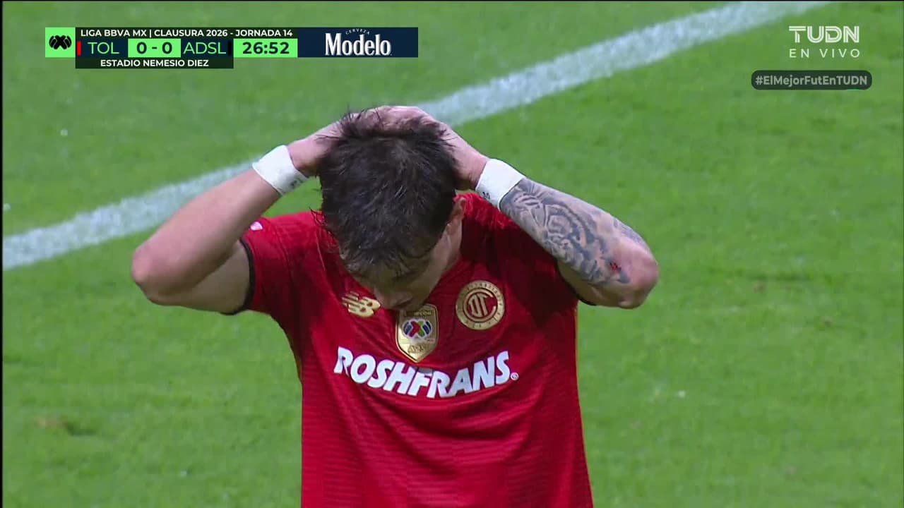 ¡La tuvo Rossi! El control le quedó de frente al arco y la mando arriba