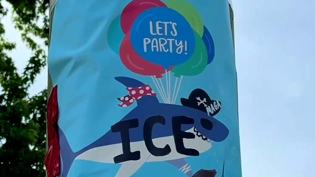 Carteles contra inmigrantes son colocados en postes de suburbios de Chicago