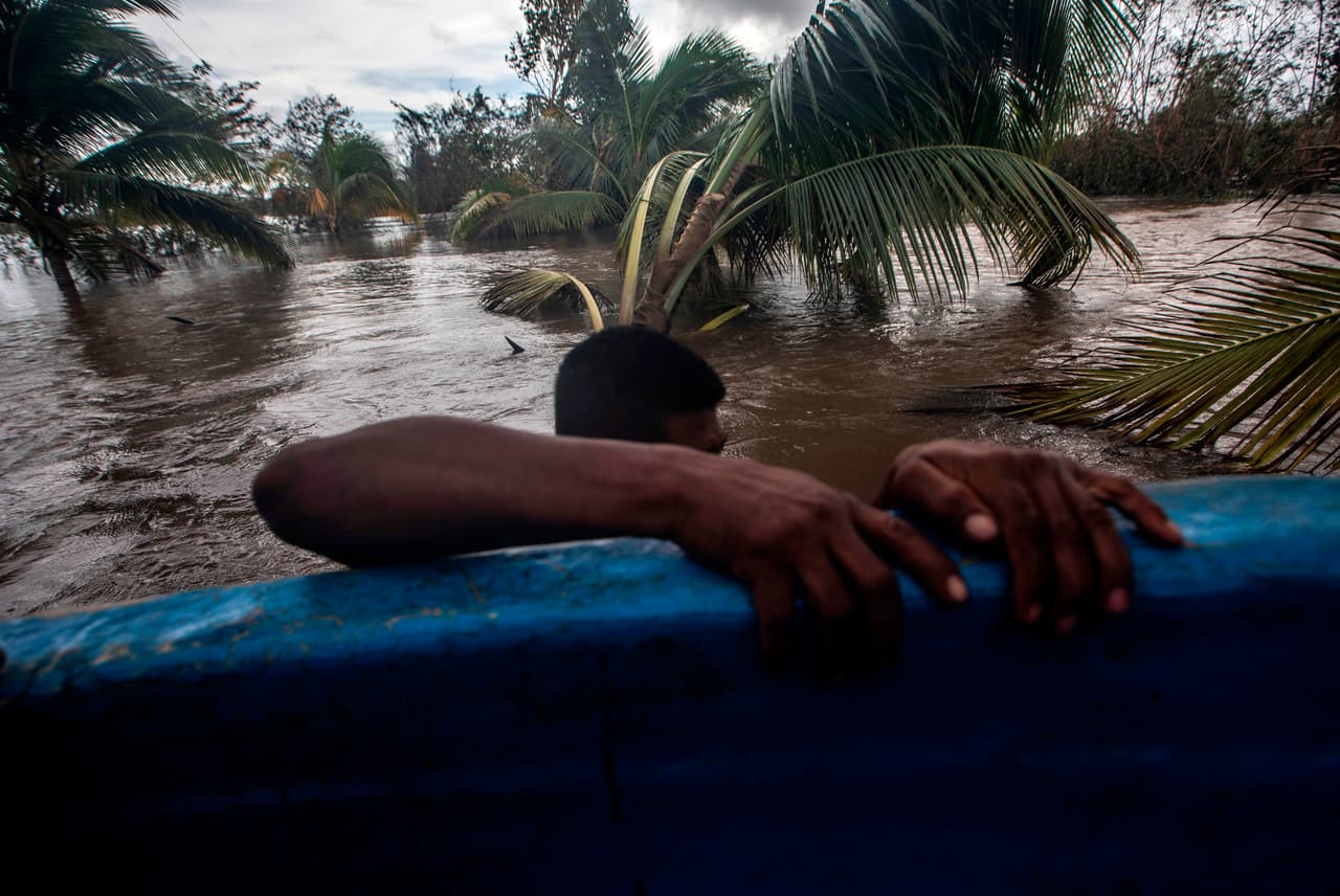 Antes de tocar tierra en Nicaragua,
<a href="https://www.univision.com/noticias/fenomenos-naturales/la-destruccion-que-dejo-iota-en-las-islas-de-san-andres-y-providencia-fotos-fotos">Iota barrió la pequeña isla colombiana de Providencia</a>, a 155 millas de la costa nicaragüense. Allí dejó al menos dos muertos. En la foto, un hombre impulsa una canoa en un área inundada por el río Wawa Boom en Bilwi, Puerto Cabezas, el 18 de noviembre.