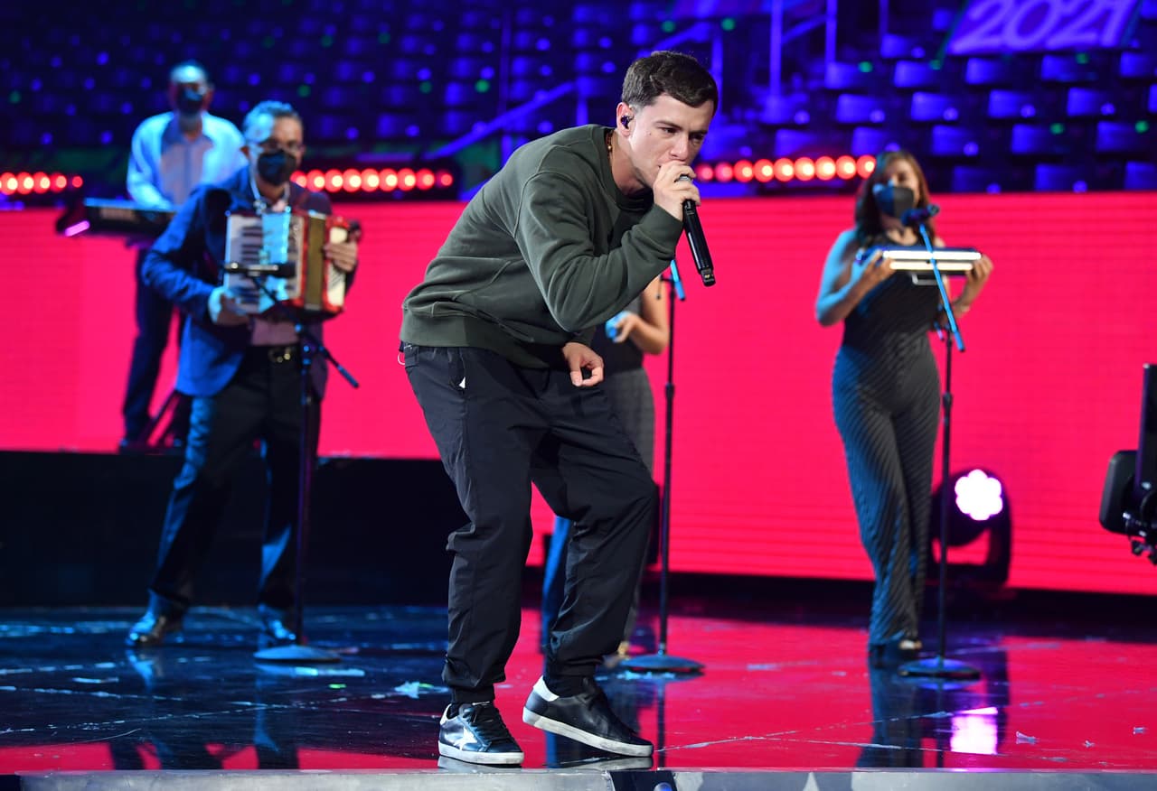 Interpretando 'Fútbol a la Gente', el tema oficial de #VeranodeCampeones de TUDN, el puertorriqueño y Los Ángeles Azules mostraron como pondrían a todos a bailar.