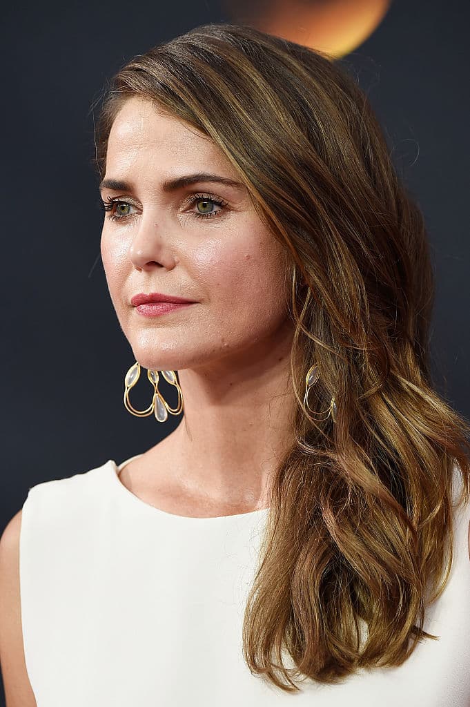 El encargado del peinado con ligeras ondas de 
<a href="http://www.imdb.com/name/nm0005392/">Keri Russell </a>fue el estilista Brian Magallones. 
<br>