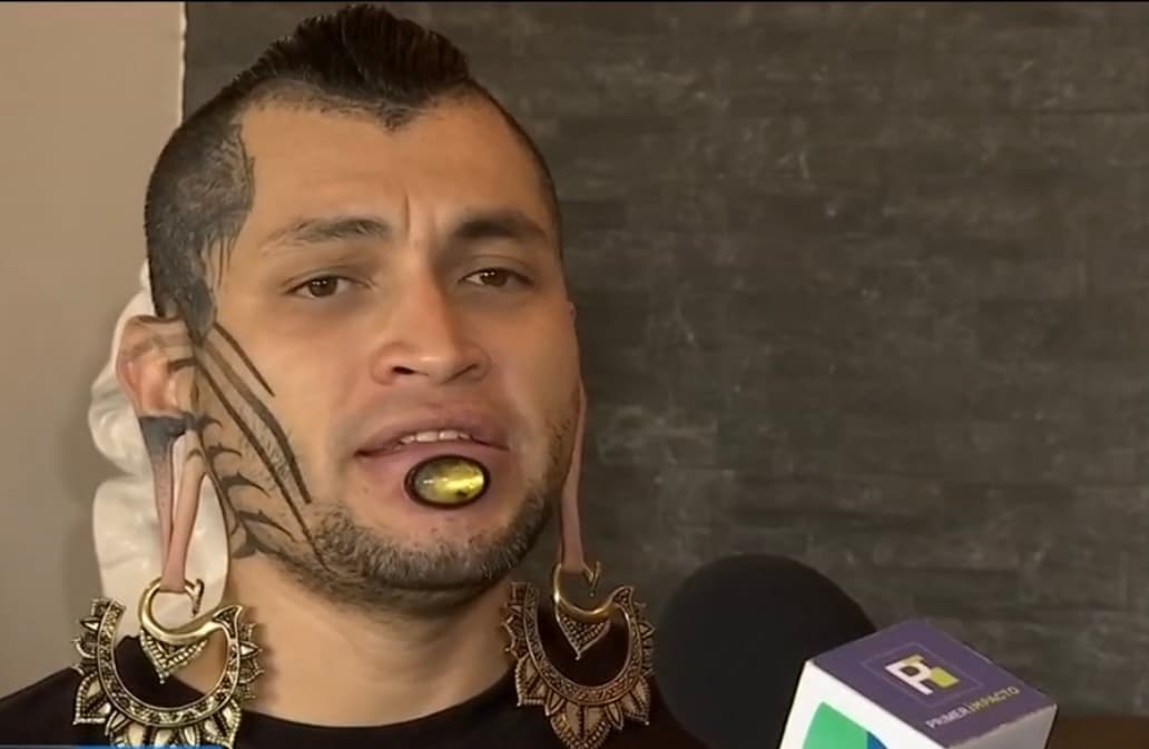 Gatto Moreno, conocido modificador corporal en Méxio y el autor de muchas de las transformaciones de Loffredo -incluida la mutilación de los dos dedos de su mano izquierda-, asegura que el francés
<b> “siempre ha deseado ser un ser cósmico</b> y de luz (…) empezando con el cambio en su mente”. 
<br>