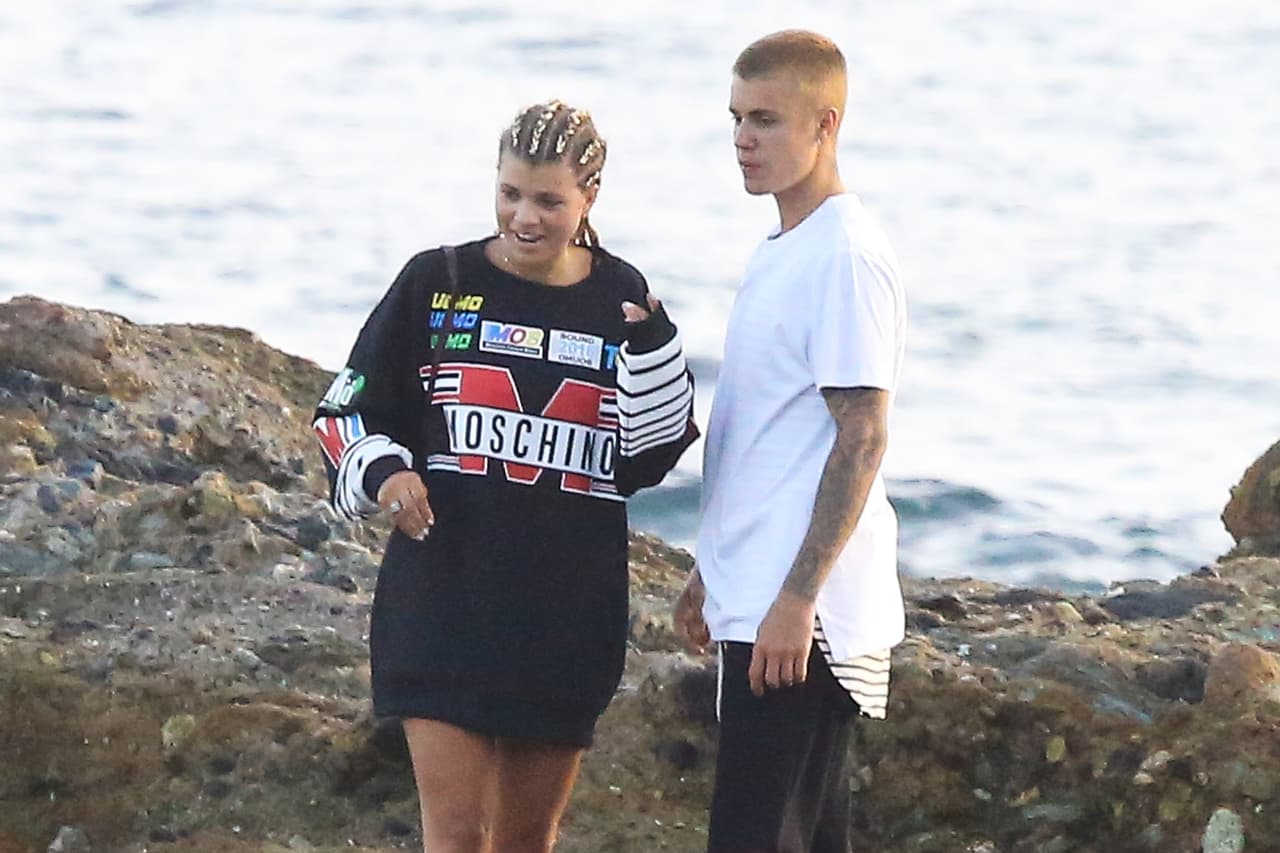 Ahora sí vimos al cantante 
<i>muuuy</i> cubierto.