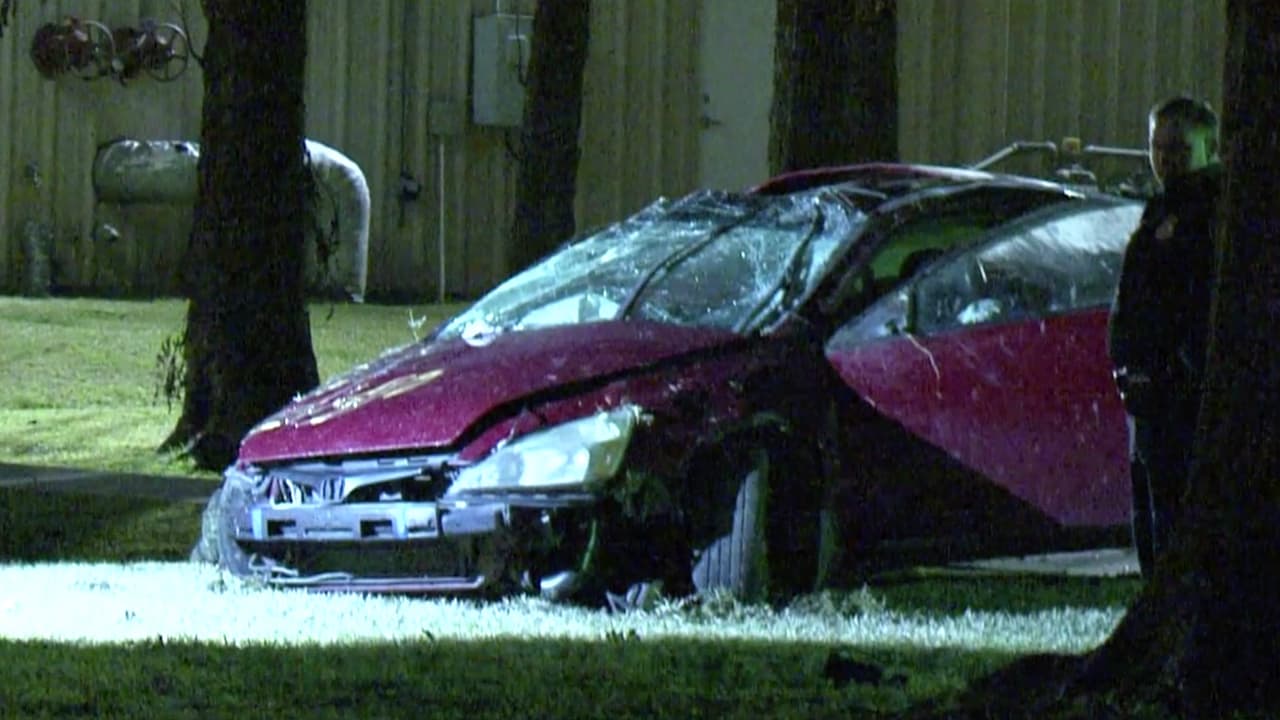 Un conductor choca contra un poste de madera y sale expulsado muriendo en la escena