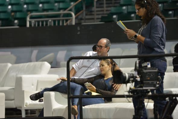 Estuvimos de stalkers tras Ninel Conde, desde los ensayos. Te invitamos a ver su recorrido por Premios Juventud 2015.