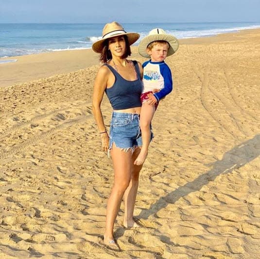 "¡No me creen, ya sé! La verdad es que 'abueleó' por los dos lados, porque mi abuelita es güera, güera de ojo azul; la mamá de mi esposo es de ojo azul, la hermana de mi esposo es de ojo azul, entonces de ahí realmente la mezcla", señaló.