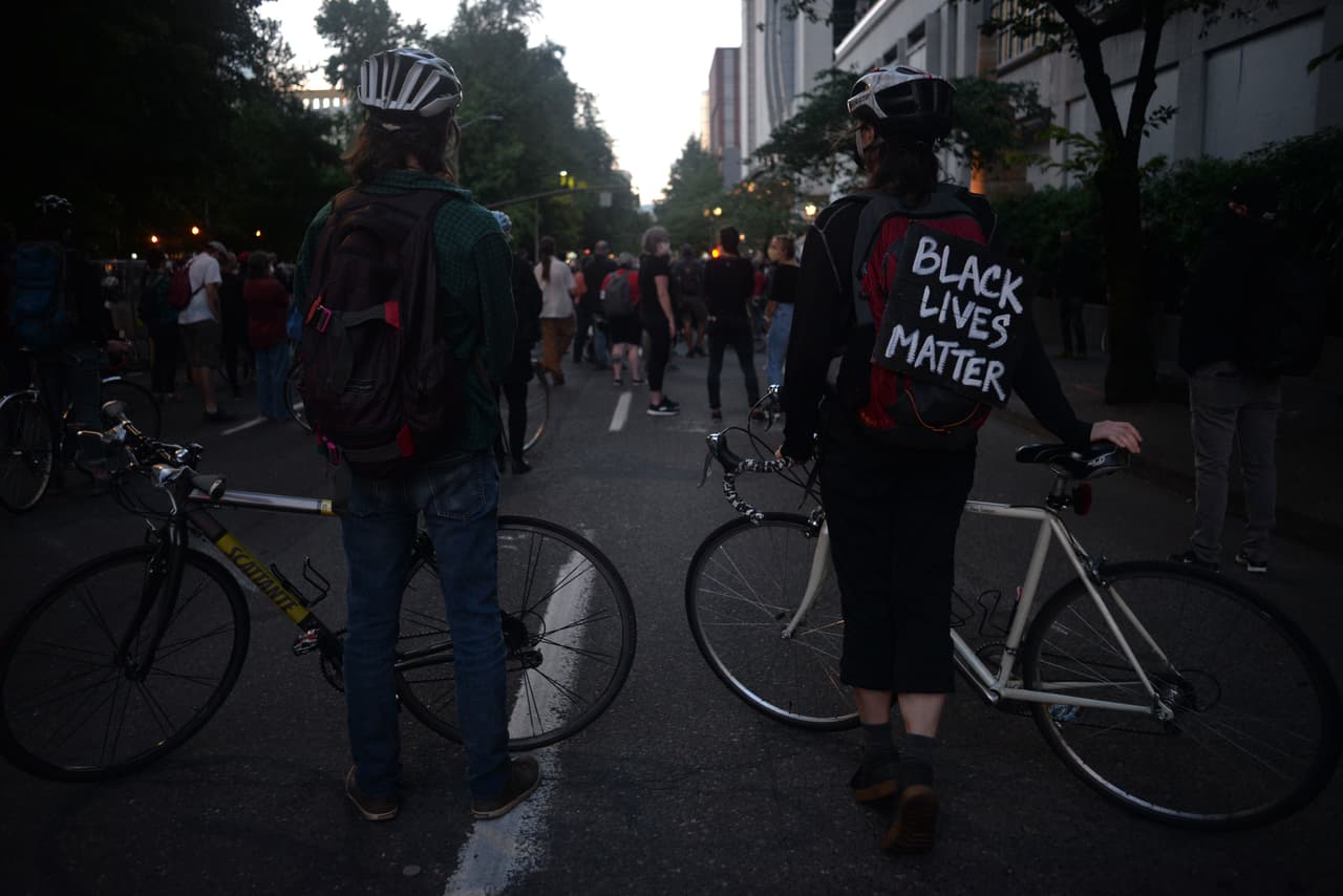 Las demandas mencionan específicamente el caso de Mark Pettibone, quien aseguró que fue detenido el 15 de julio pasado por agentes federales en uniforme militar sin identificación mientras salía de una protesta pacífica en el 
<i>downtown</i> de Portland. El incidente quedó grabado en un video.
<br>
<br>Resultaron ser oficiales de la Patrulla Fronteriza, según reconoció esa agencia. En un comunicado citado por 
<i><a href="https://www.washingtonpost.com/nation/2020/07/17/portland-protests-federal-arrests/" target="_blank">The Washington Post</a></i>, la Patrulla Fronteriza dijo que sus agentes lo habían detenido porque 
<b>"tenían información que indicaba que la persona en el video era sospechosa de agredir a agentes federales o destruir propiedad federal"</b>.